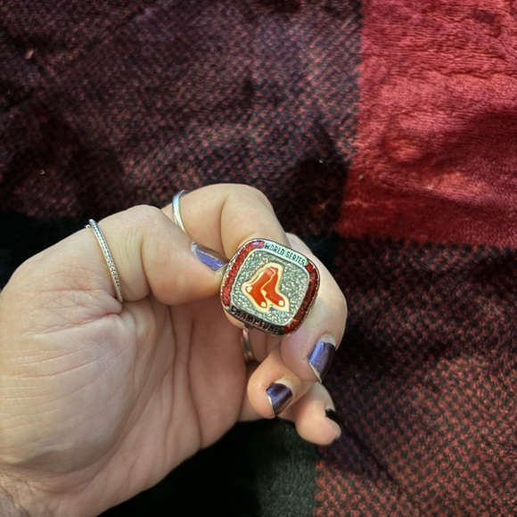 Boston Red Socks MLB Championship Ring - Picture 1 of 3